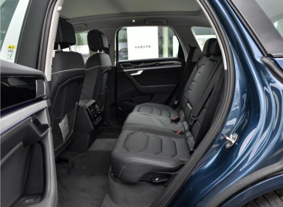 途锐 2020款 3.0TSI 锐尊版 国VI 车厢座椅   后排空间