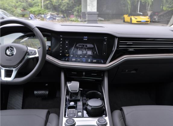 途锐 2021款 2.0TSI 锐翼版 中控类   中控台
