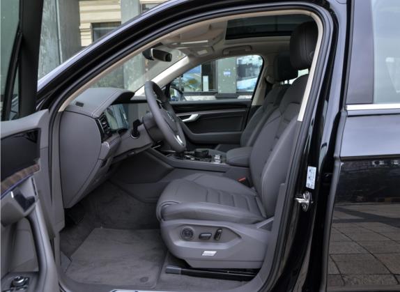 途锐 2021款 2.0TSI 锐翼版 车厢座椅   前排空间