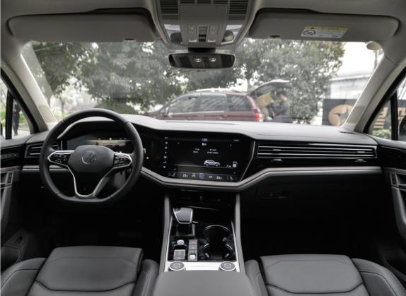途锐 2021款 3.0TSI 锐享版 曜黑运动套装 中控类   中控全图