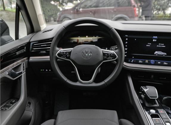途锐 2021款 3.0TSI 锐享版 曜黑运动套装 中控类   驾驶位