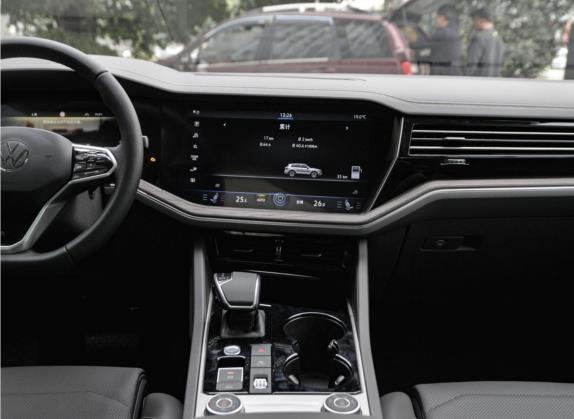 途锐 2021款 3.0TSI 锐享版 曜黑运动套装 中控类   中控台