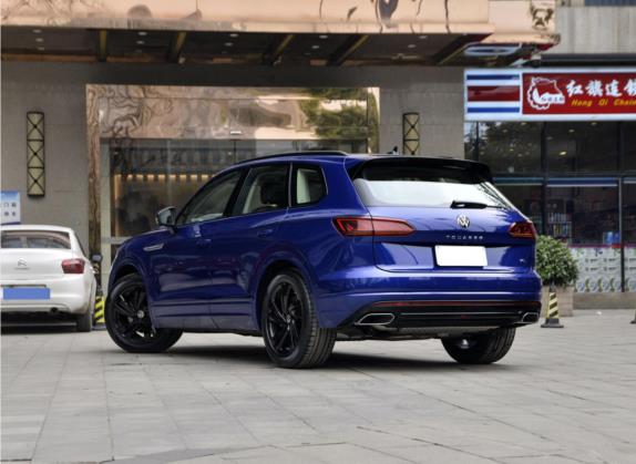 途锐 2021款 3.0TSI 锐享版 曜黑运动套装 外观   斜后
