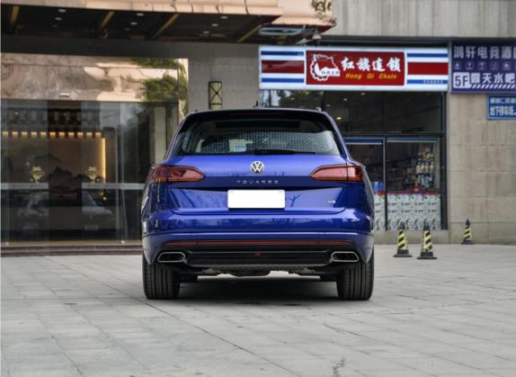 途锐 2021款 3.0TSI 锐享版 曜黑运动套装 外观   正后
