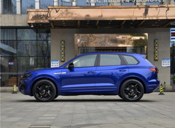 途锐 2021款 3.0TSI 锐享版 曜黑运动套装 外观   正侧