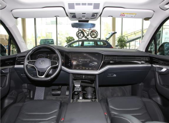途锐 2022款 3.0TSI 锐享版 曜黑运动套装 中控类   中控全图