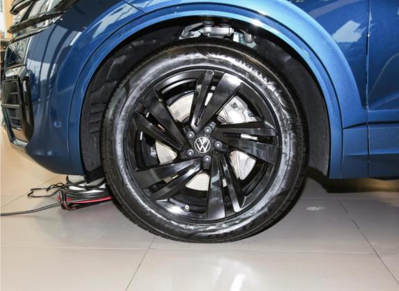 途锐 2022款 3.0TSI 锐享版 曜黑运动套装 其他细节类   前轮
