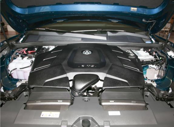 途锐 2022款 3.0TSI 锐享版 曜黑运动套装 其他细节类   发动机舱