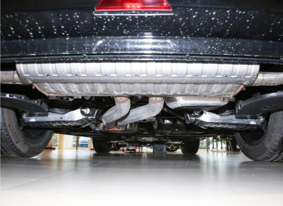 途锐 2022款 3.0TSI 锐享版 曜黑运动套装 其他细节类   后悬架