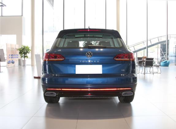 途锐 2022款 3.0TSI 锐享版 曜黑运动套装 外观   正后