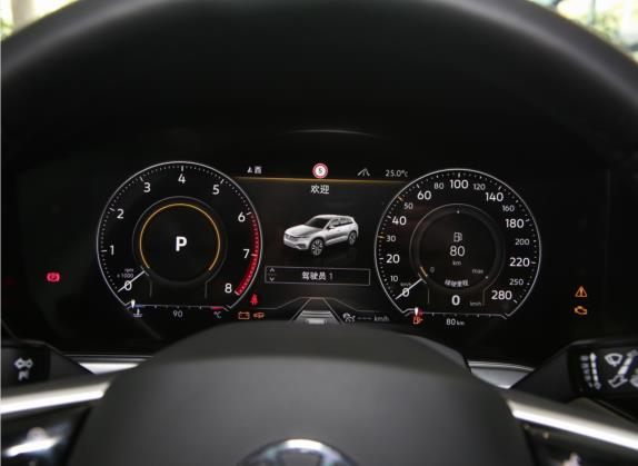 途锐 2022款 3.0TSI 锐享版 曜黑运动套装 中控类   仪表盘