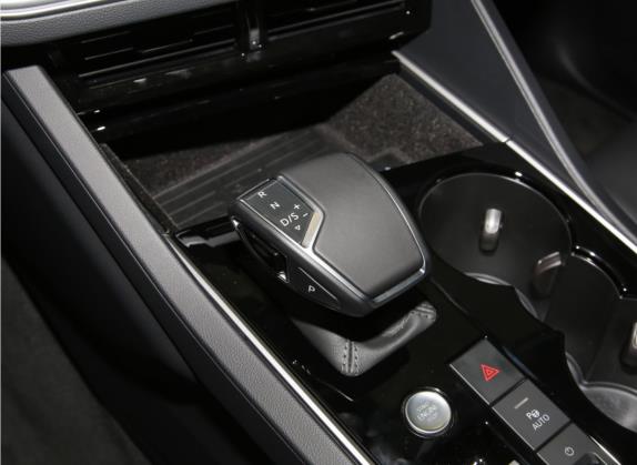 途锐 2022款 3.0TSI 锐享版 曜黑运动套装 中控类   挡把