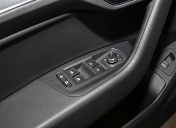 途锐 2022款 3.0TSI 锐享版 曜黑运动套装 车厢座椅   门窗控制