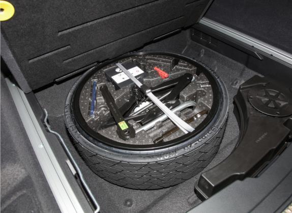 途锐 2022款 3.0TSI 锐尊版 其他细节类   备胎