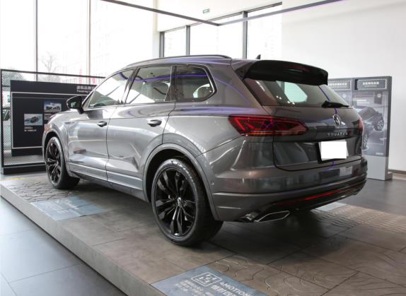 途锐 2022款 3.0TSI 锐尊版 外观   斜后