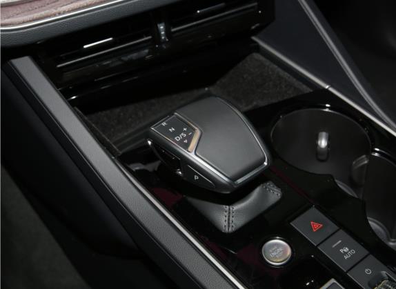 途锐 2022款 3.0TSI 锐尊版 中控类   挡把