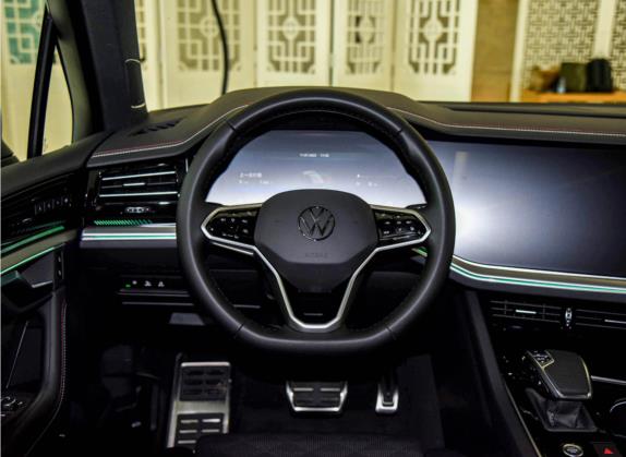 途锐 2022款 3.0TSI 锐尊二十周年特别版 中控类   驾驶位