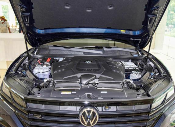 途锐 2022款 3.0TSI 锐尊二十周年特别版 其他细节类   发动机舱