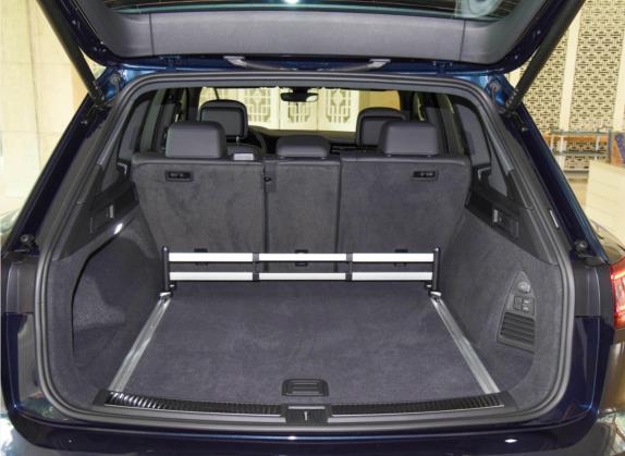 途锐 2022款 3.0TSI 锐尊二十周年特别版 车厢座椅   后备厢