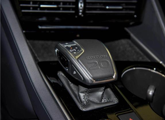 途锐 2022款 3.0TSI 锐尊二十周年特别版 中控类   挡把