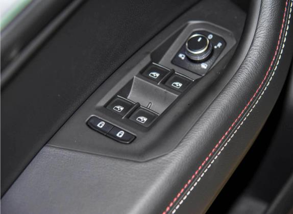 途锐 2022款 3.0TSI 锐尊二十周年特别版 车厢座椅   门窗控制