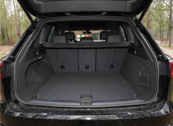 途锐 2022款  3.0TSI 锐享二十周年特别版 车厢座椅   后备厢