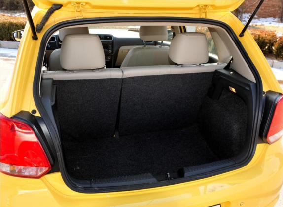 Polo 2011款 1.6L 自动致酷版 车厢座椅   后备厢