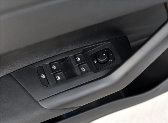 Polo 2019款 Plus 1.5L 手动全景乐享版 车厢座椅   门窗控制