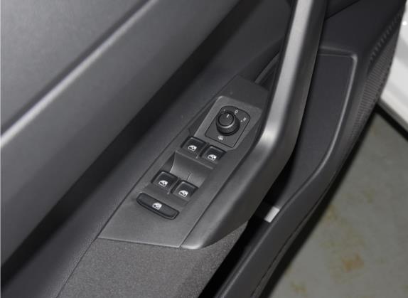 Polo 2021款 Plus 1.5L 手动全景乐享版 车厢座椅   门窗控制