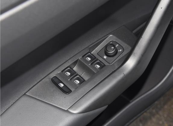 Polo 2023款  Plus 1.5L 自动炫彩科技版 车厢座椅   门窗控制