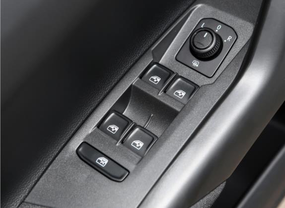 Polo 2023款 Plus 1.5L 自动纵情乐活版 车厢座椅   门窗控制