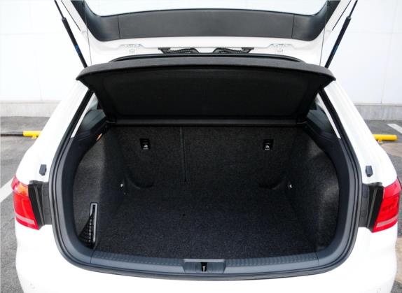 朗行 2013款 1.6L 自动豪华型 车厢座椅   后备厢