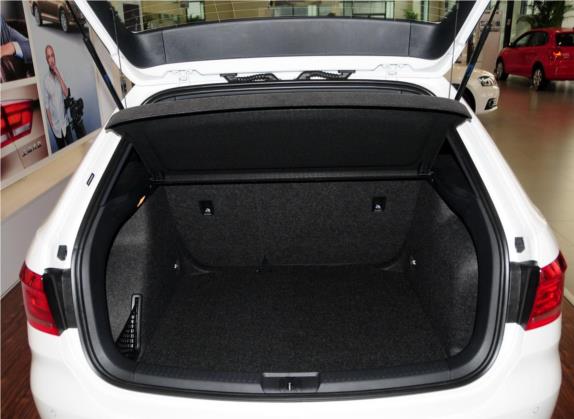 朗行 2014款 1.6L 自动运动版 车厢座椅   后备厢