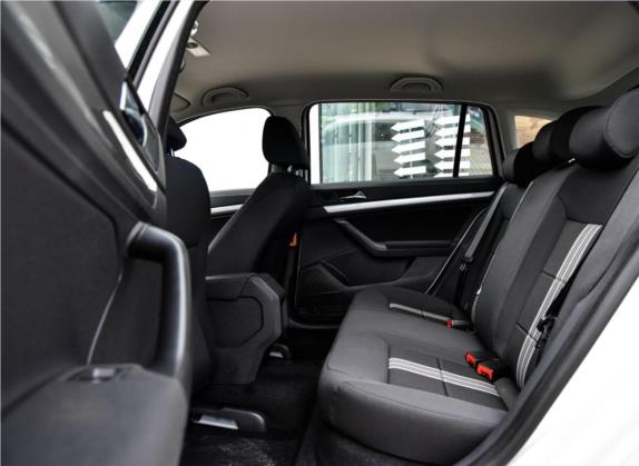 朗行 2015款 1.6L 手动风尚版 车厢座椅   后排空间