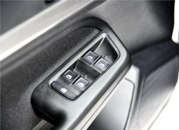 朗行 2015款 1.6L 手动风尚版 车厢座椅   门窗控制