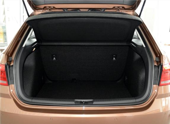 朗行 2015款 1.6L 自动风尚版 车厢座椅   后备厢
