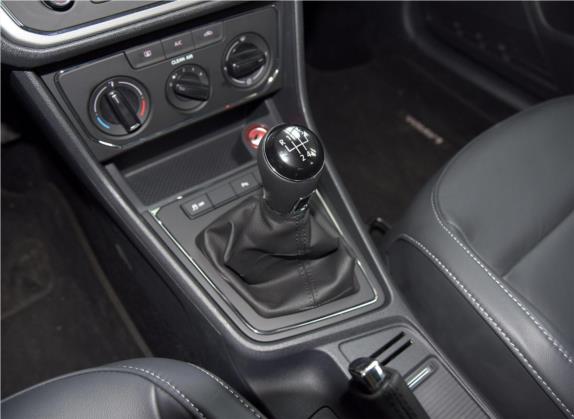 朗行 2015款 1.6L 手动舒适版 中控类   挡把