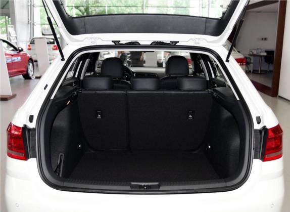 朗行 2015款 230TSI DSG舒适版 车厢座椅   后备厢