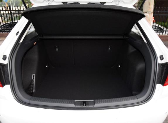 朗行 2017款 180TSI DSG舒适版 车厢座椅   后备厢