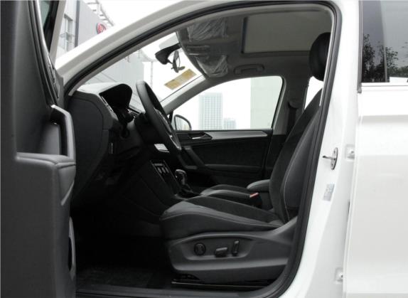 途观L 2019款 330TSI 自动两驱全景舒适版 国VI 车厢座椅   前排空间