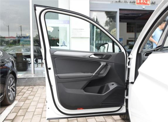 途观L 2019款 380TSI 自动四驱R-Line旗舰版7座 国VI 车厢座椅   前门板