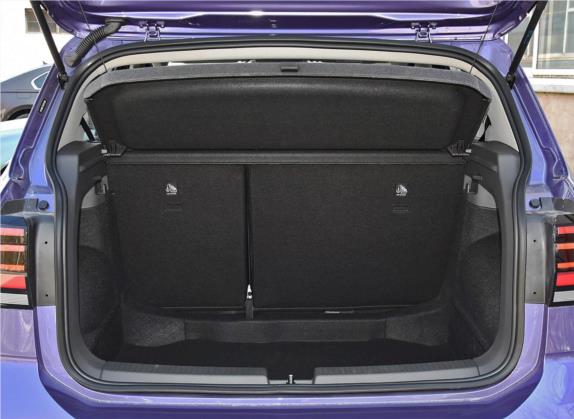 途铠 2019款 1.5L 自动舒适版 车厢座椅   后备厢