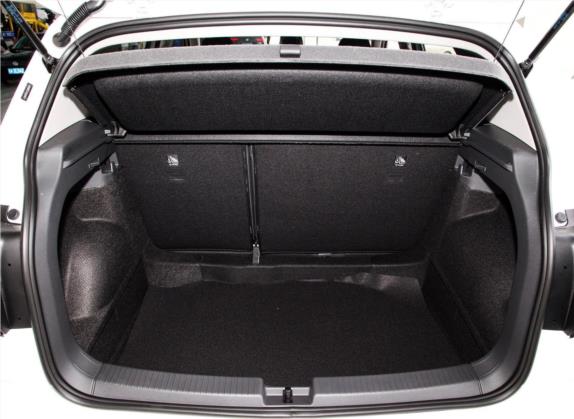 途铠 2020款 1.5L 自动风尚版 车厢座椅   后备厢