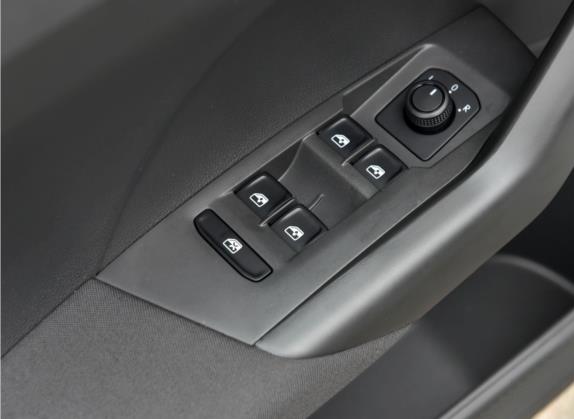 途铠 2022款 1.5L 自动风尚版 车厢座椅   门窗控制