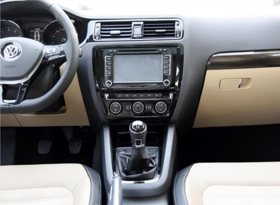 速腾 2015款 230TSI 手动豪华型 中控类   中控台