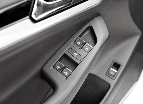 速腾 2017款 1.6L 手动舒适型 车厢座椅   门窗控制