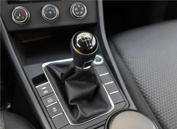 速腾 2019款 200TSI 手动时尚型 国VI 中控类   挡把