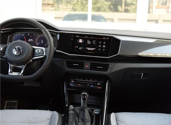 探岳 2020款 380TSI 四驱R-Line智联版 中控类   中控台