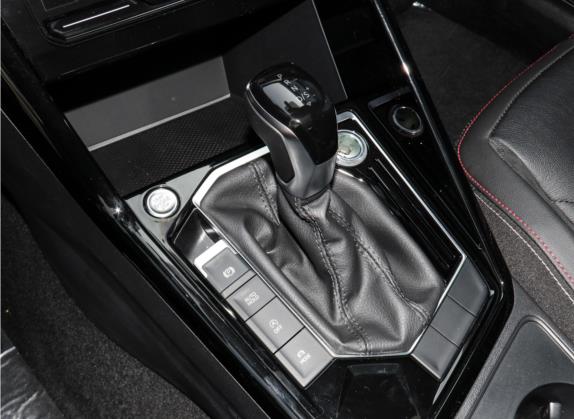 探岳 2021款 330TSI 两驱豪华智联版 中控类   挡把