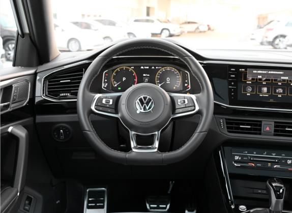 探岳 2022款 380TSI 四驱R-Line智联版 中控类   驾驶位